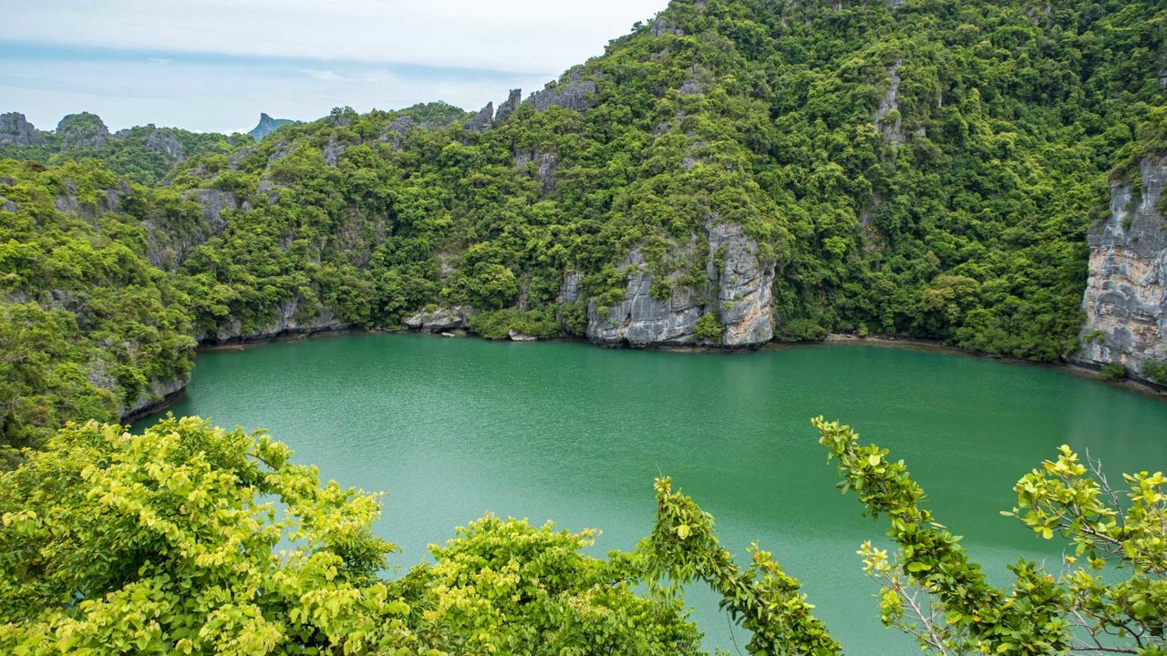 Die Emerald Lagoon (grüne Lagune) auf Koh Mae Ko im Ang Thong Nationalpark