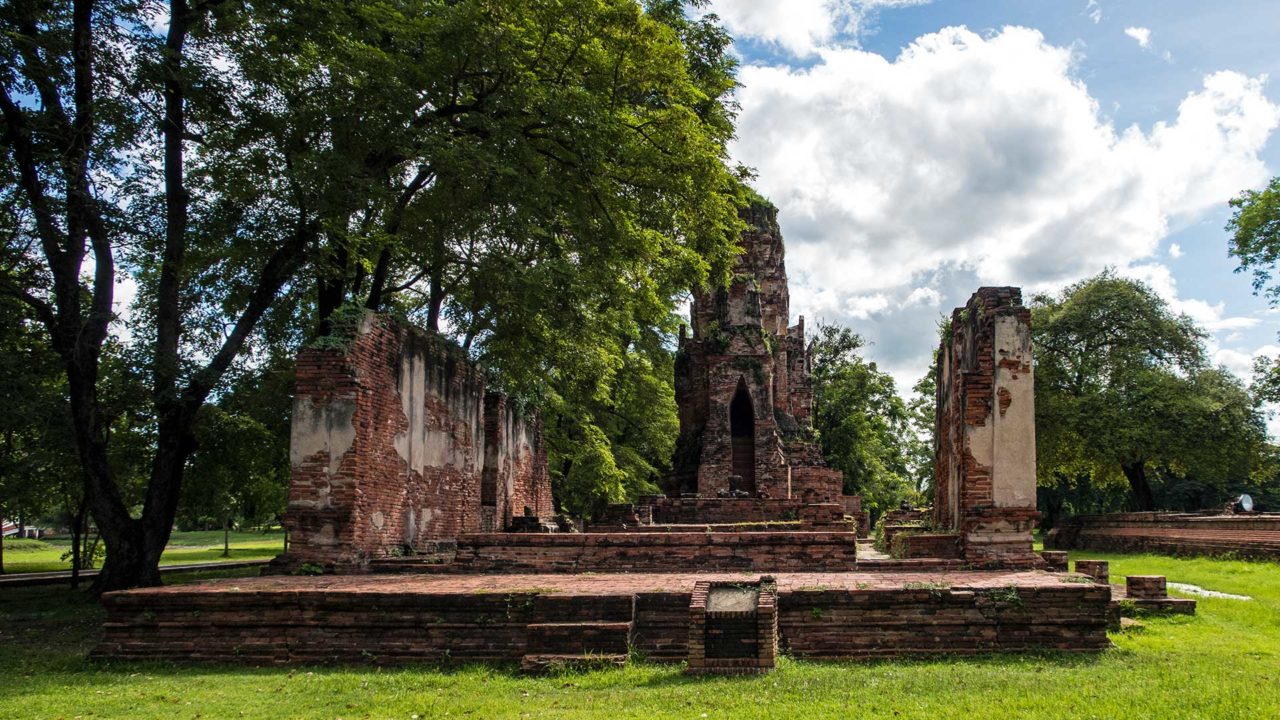 Der kleine Wat Nok, neben Ayutthayas Wat Mahathat