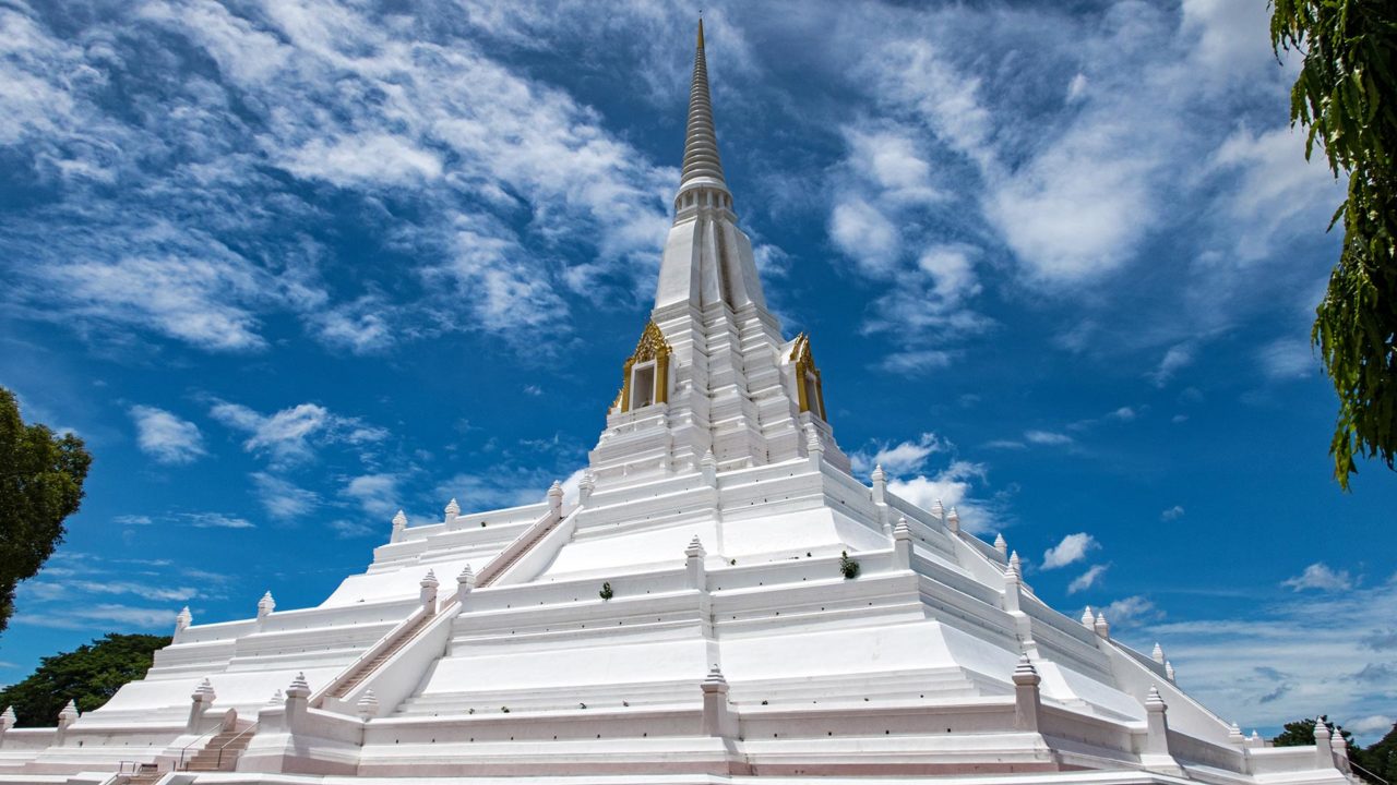 Der weiße Wat Phu Khao Thong außerhalb von Ayutthaya