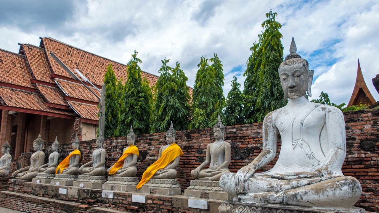 Buddha-Statuen im Wat Yai Chai Mongkhon außerhalb Ayutthayas Geschichtspark