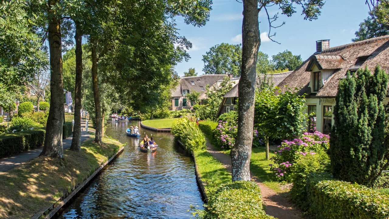 Bootsfahrt auf den Kanälen von Giethoorn in Holland