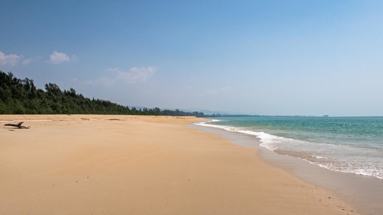 Der Strand am Baan Nam Khem Tsunami Memorial nördlich von Khao Lak