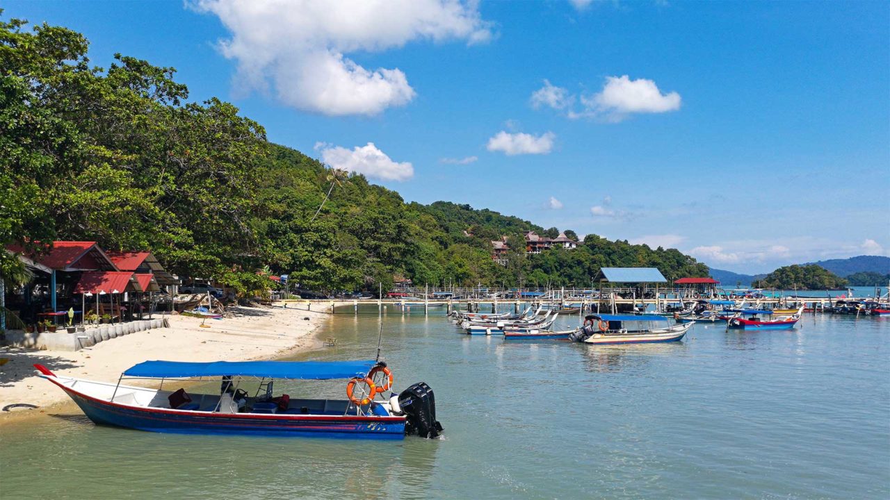 Der Strand von Teluk Baru, wo viele der Bootstouren starten