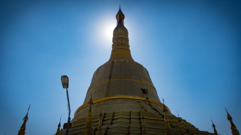 Purer Sonnenschein it goldener Pagode in Myanmar