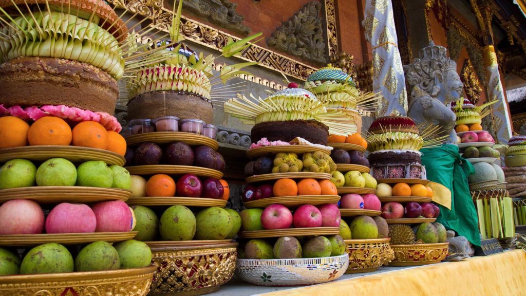 Opfergaben im Pura Puseh Tempel in Batuan, Bali (Indonesien)