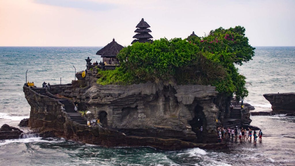 Der Tanah Lot Wassertempel auf Bali (Pura Tanah Lot)