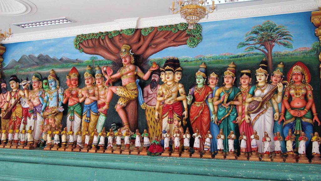 Hinduistische Figuren und Statuen im Sri Mahamariamman Tempel in Kuala Lumpur, Malaysia
