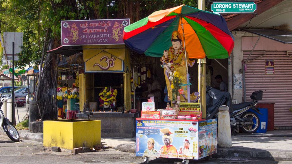 Hindu-Schrein und Kuan Yin Statue in Penang, Malaysia