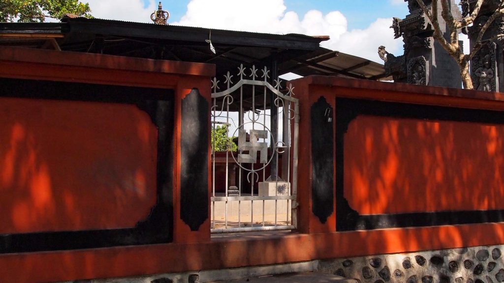 Swastika in einem balinesischen Hindu-Tempel auf Lombok