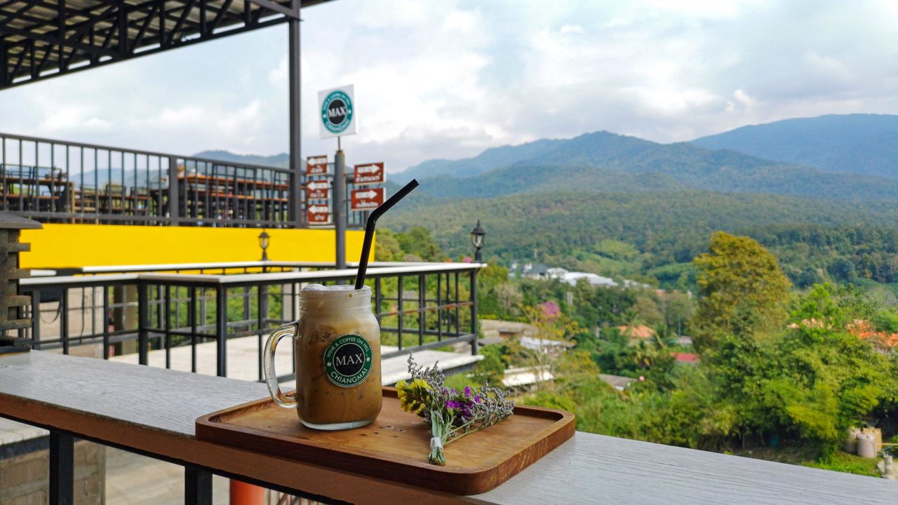 Aussicht von Max Coffee auf die Berge von Chiang Mai