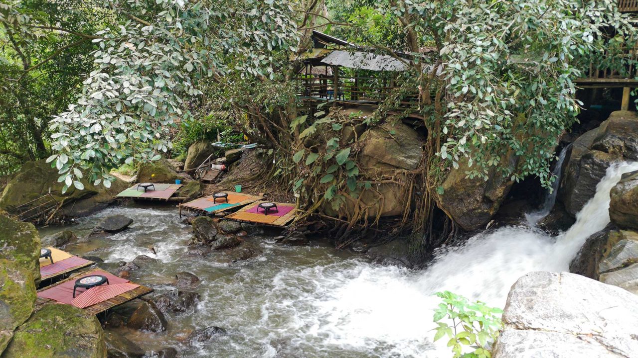 Restaurants am Fluss auf dem Samoeng Loop