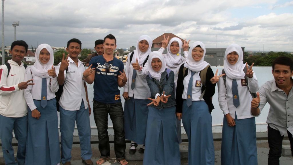 Marcel mit einer Gruppe von indonesischen Schulkindern auf Lombok