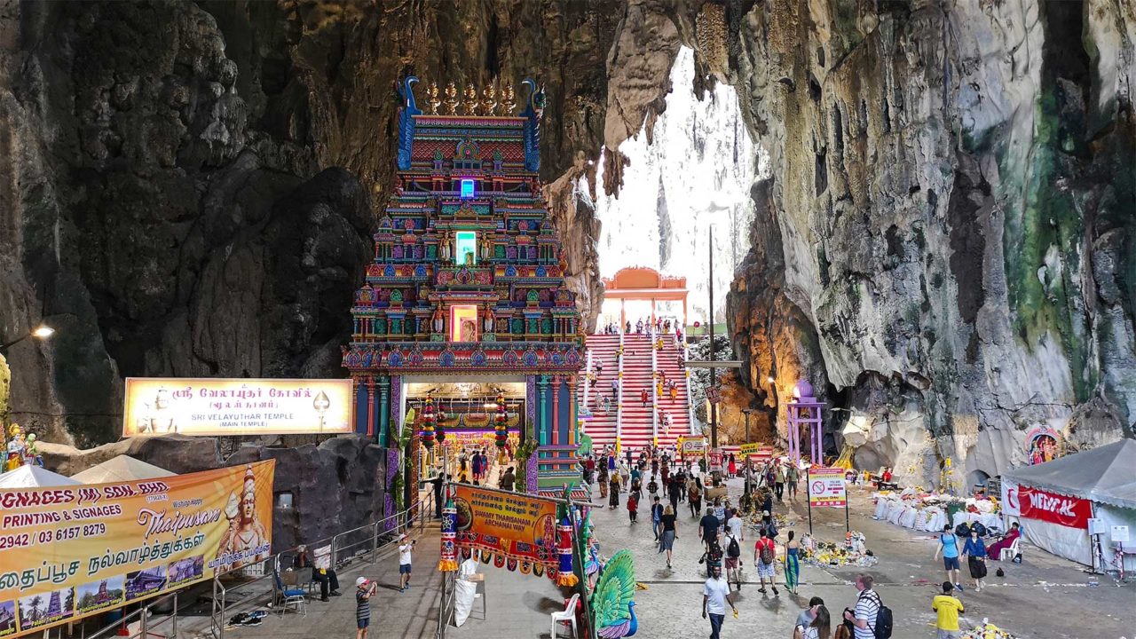 Hinduistischer Tempel in den Batu Caves bei Kuala Lumpur