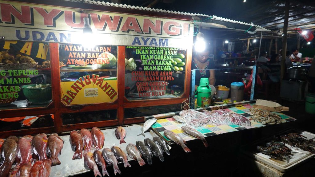 Frisches Seafood am Nachtmarkt (Pasar Malam) von Labuan Bajo, Flores