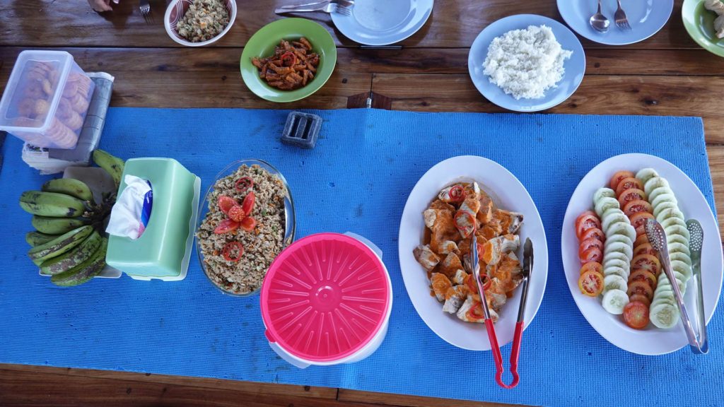 Mittagessen auf dem Boot auf der Nationalpark-Tour nach Komodo, Indonesien