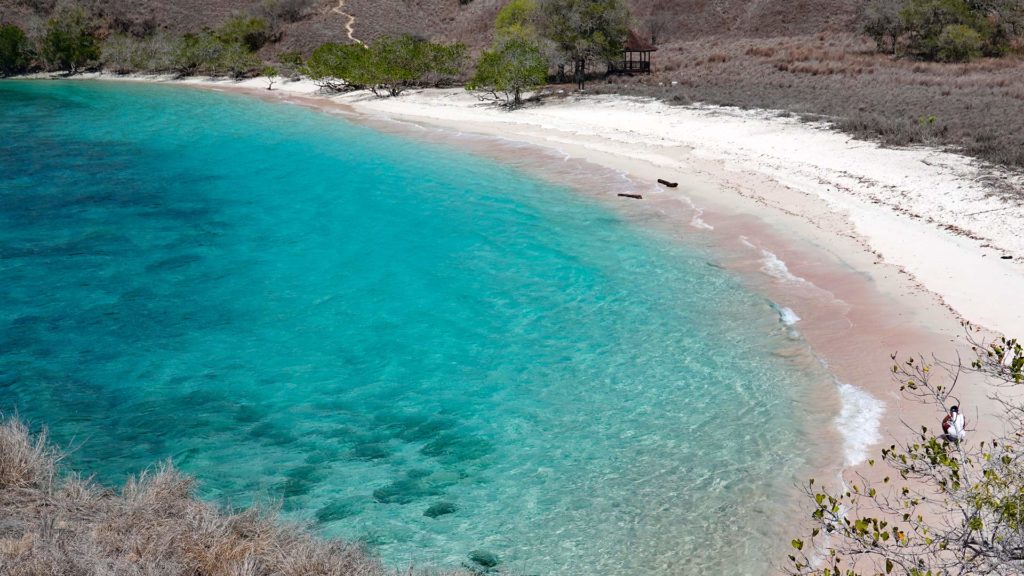 Pink Beach (Pantai Merah) auf Komodo Island im Komodo Nationalpark, Indonesien