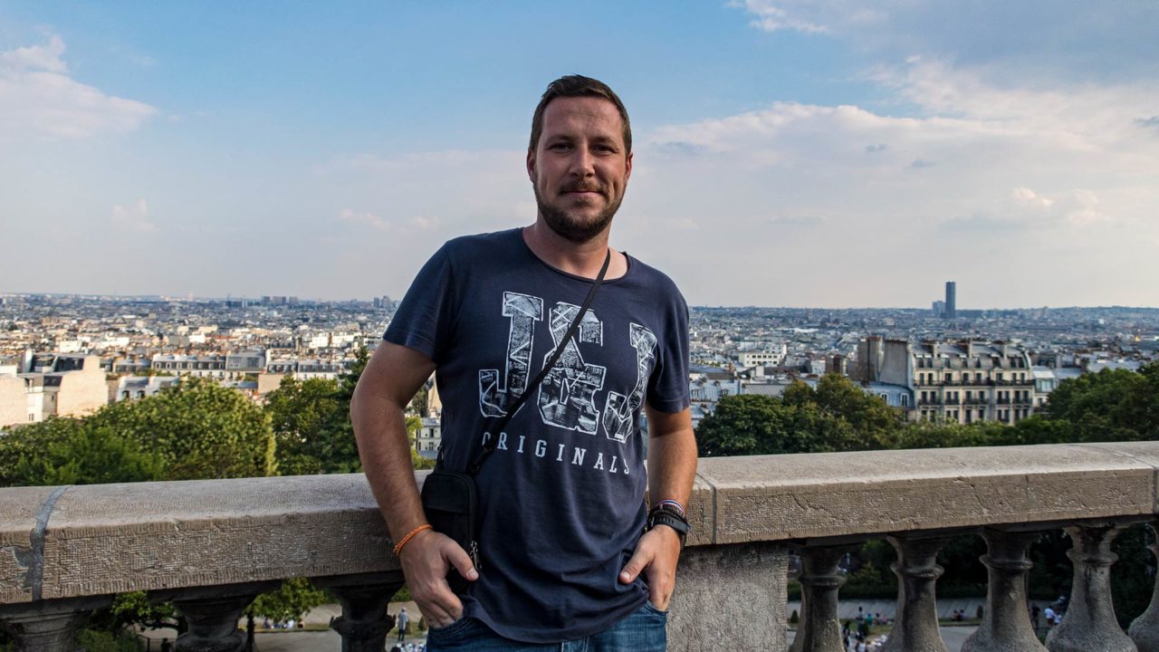 Tobi mit Aussicht auf Paris von der Sacre Coeur in Montmartre