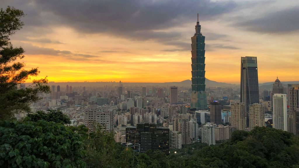 Aussicht auf die Skyline von Taipeh und den Taipei 101 beim Sonnenuntergang