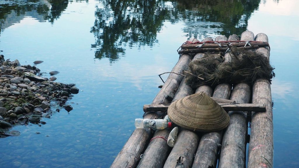 Bambusfloß auf dem Fluss, Xingping