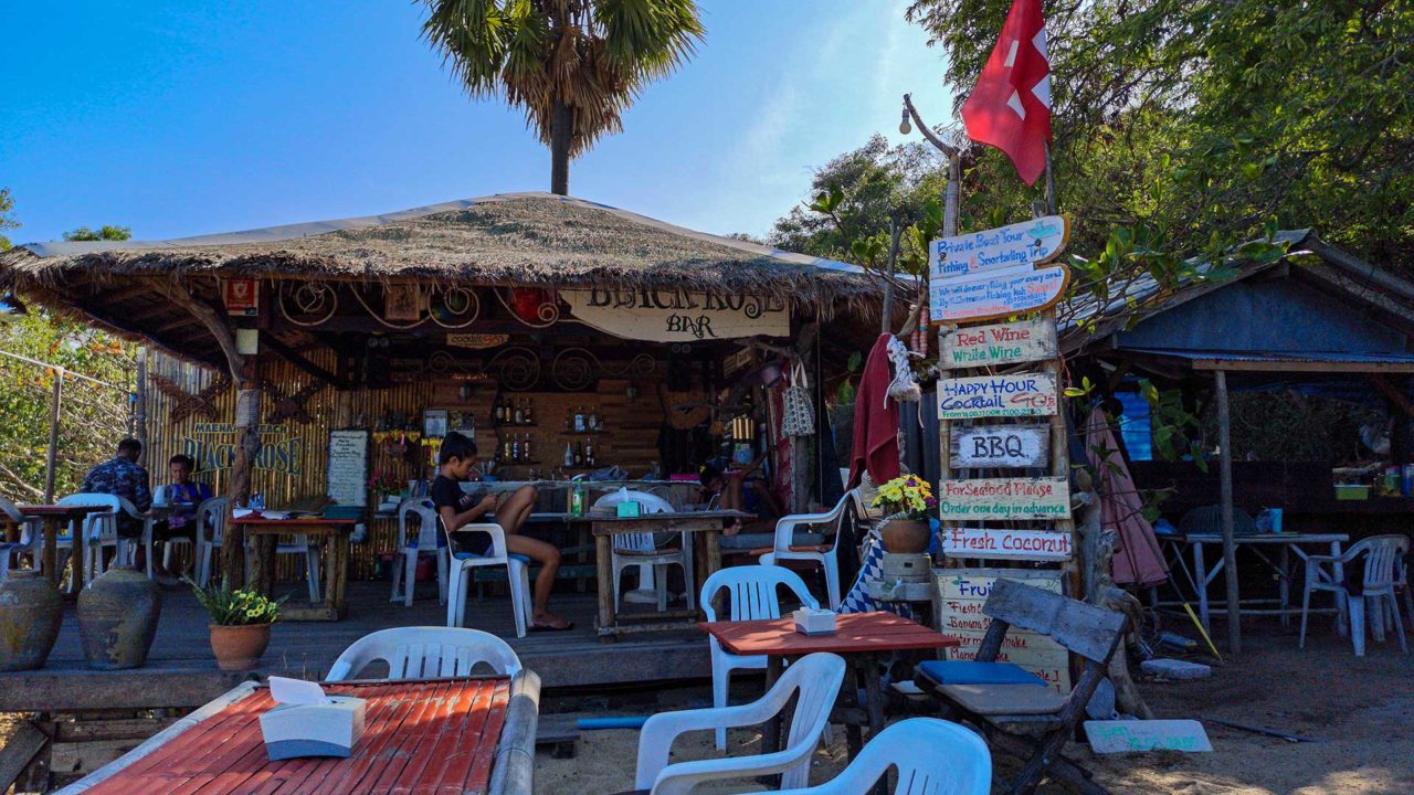 Die Black Rose Bar am westlichen Ende des Maenam Beach, Koh Samui