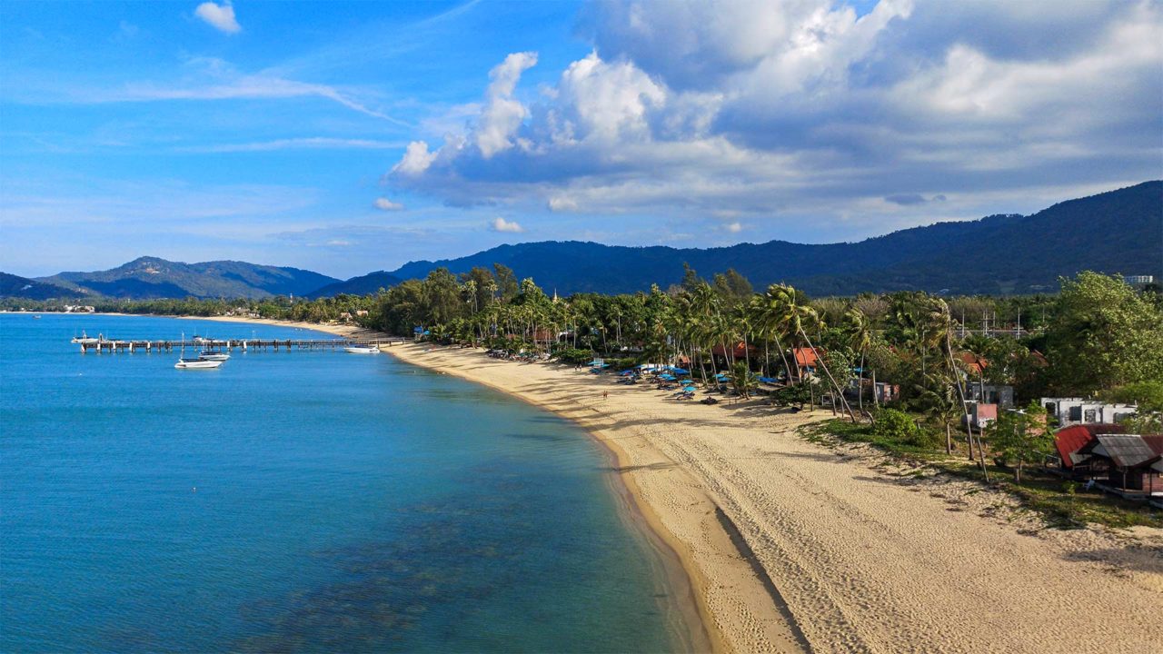 Ausblick über den Maenam Beach auf Koh Samui