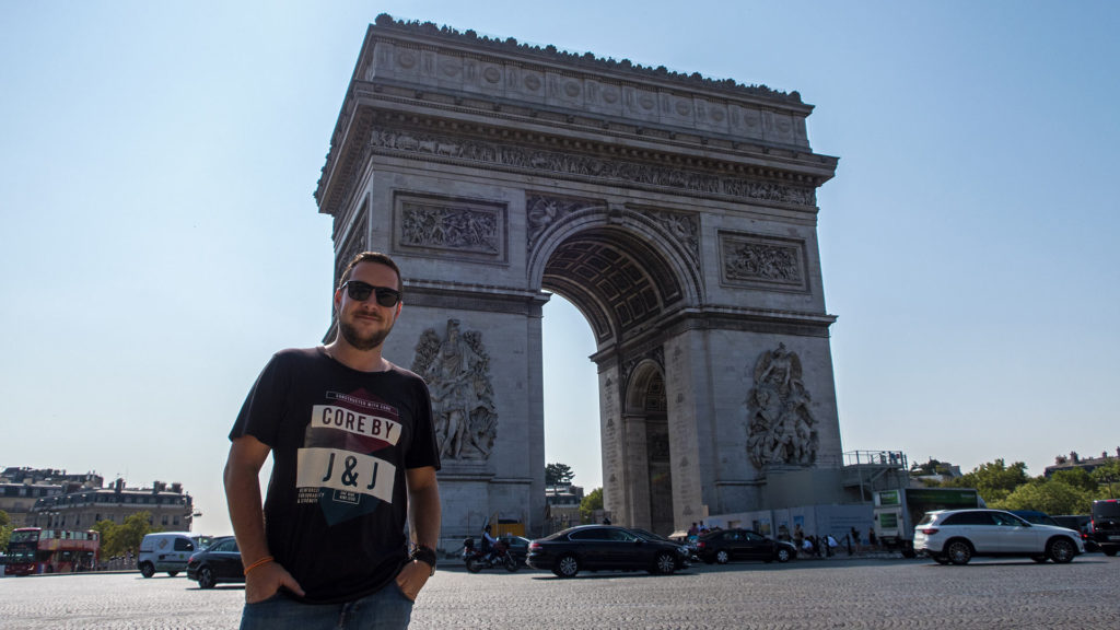 Tobi vor dem Arc de Triomphe in Paris