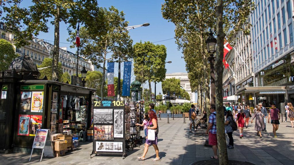 Der berühmte Einkaufsstraße Champs Elysees in Paris