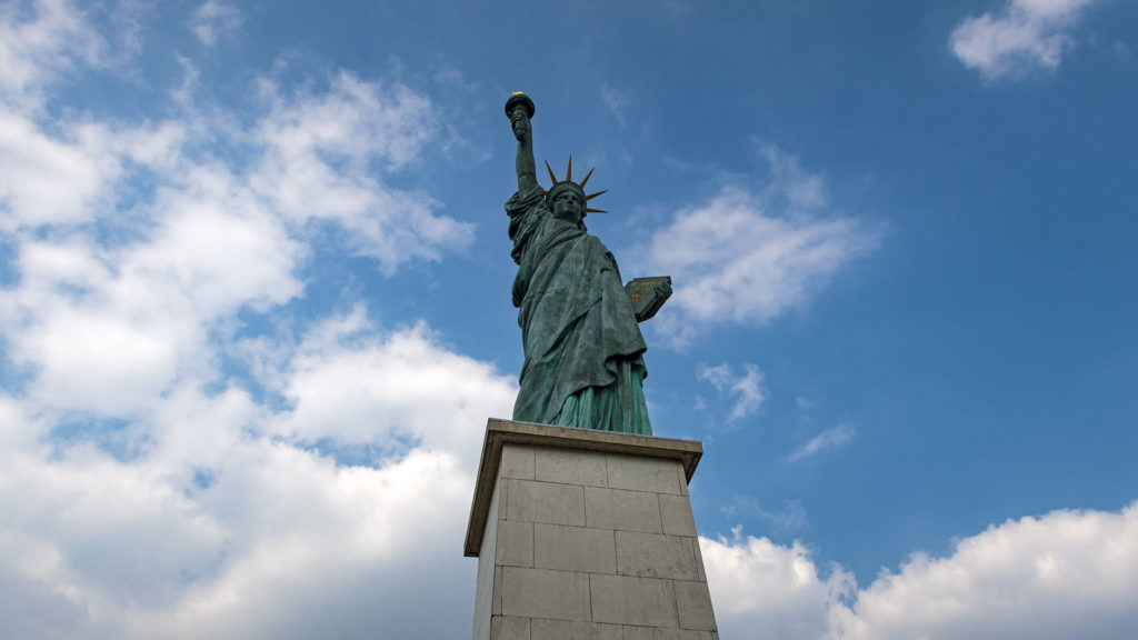 Eine der Freiheitsstatuen von Paris an der Seine