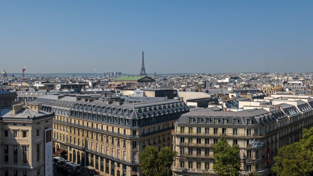 Aussicht von der Dachterrasse der Galeries Lafayette in Paris