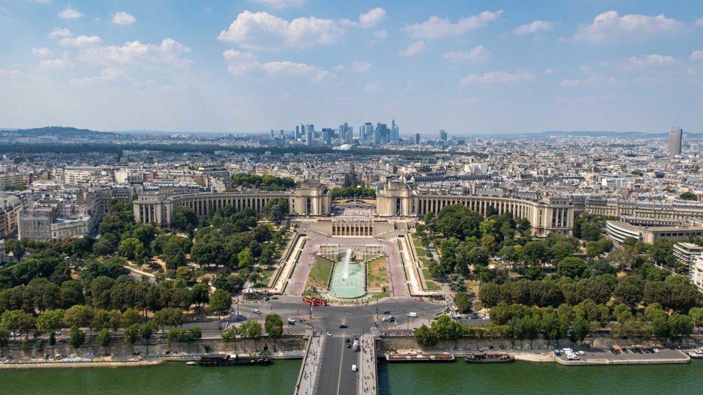 Aussicht vom Eiffelturm auf die Jardins du Trocadéro von Paris
