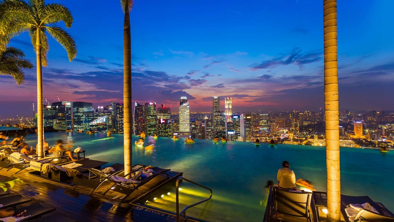 Die Aussicht vom Marina Bay Sands Swimming Pool auf die Skyline von Singapur