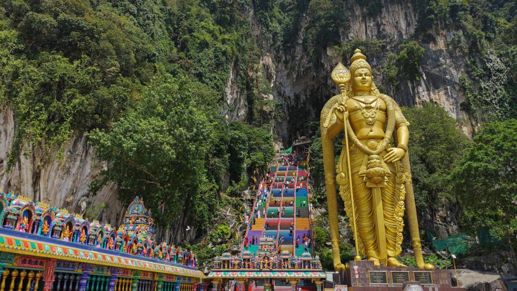 Die Batu Caves mit ihren bunten Treppen bei Kuala Lumpur