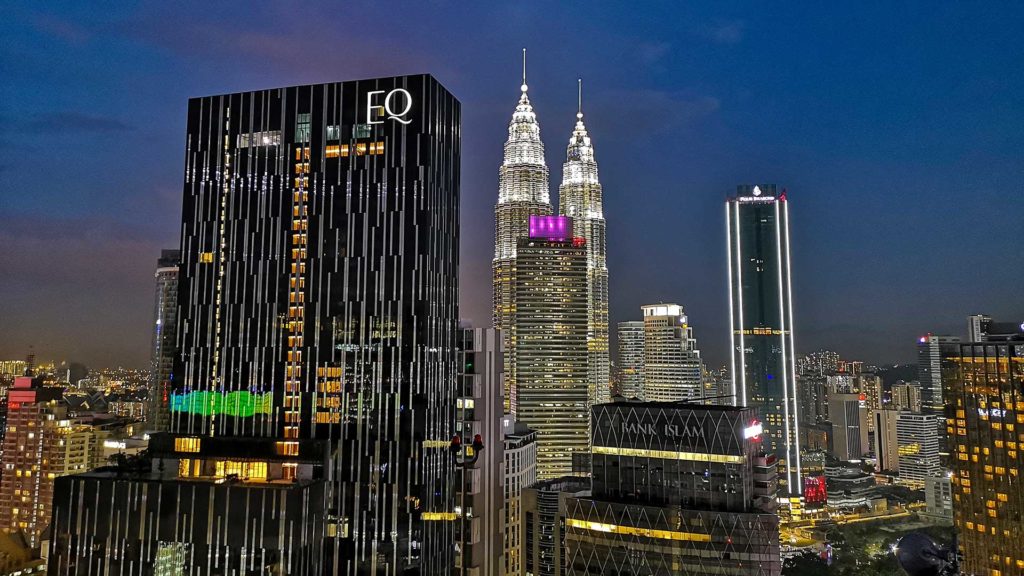 Aussicht auf die Petronas Towers und die Skyline von Kuala Lumpur vom Helipad des Menara KH