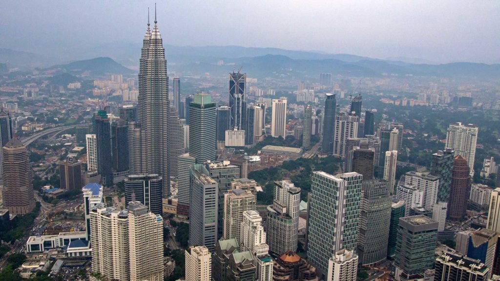 Blick auf die Petronas Towers vom Observation Deck des Menara KL, Kuala Lumpur