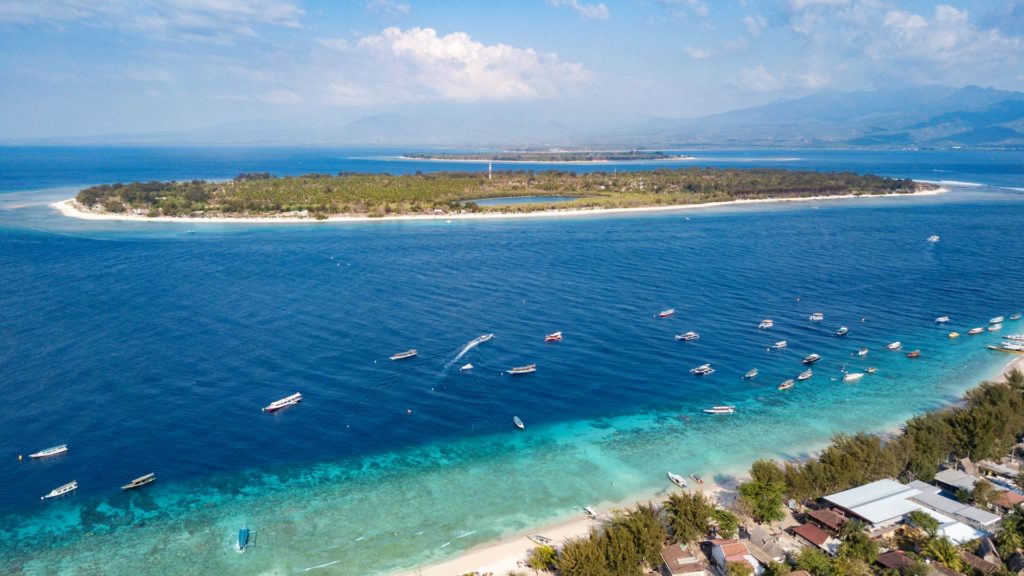 Aussicht über die drei Gili-Inseln und Lombok, aufgenommen mit der Drohne