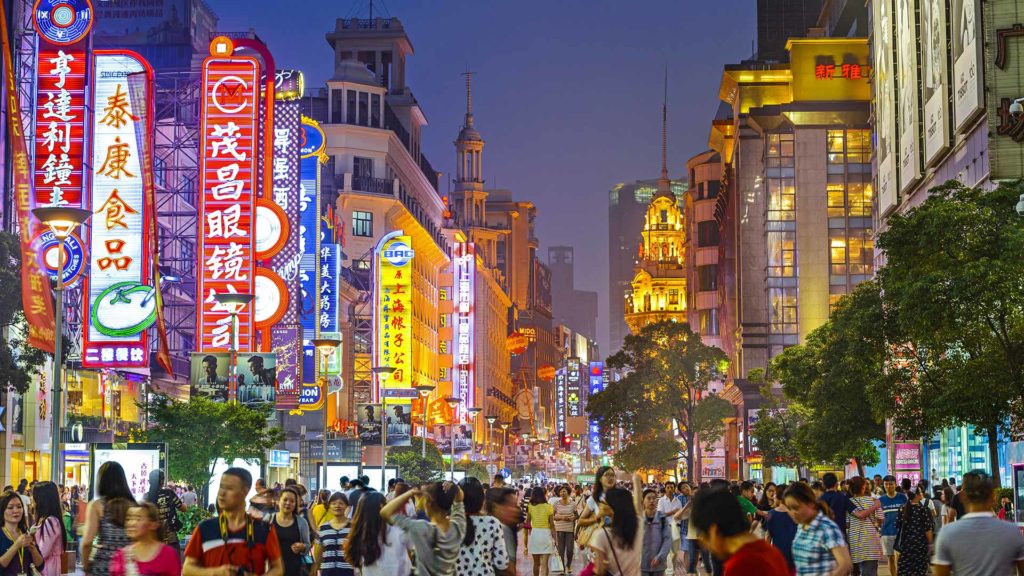 East Nanjing Road bei Nacht, Shanghai