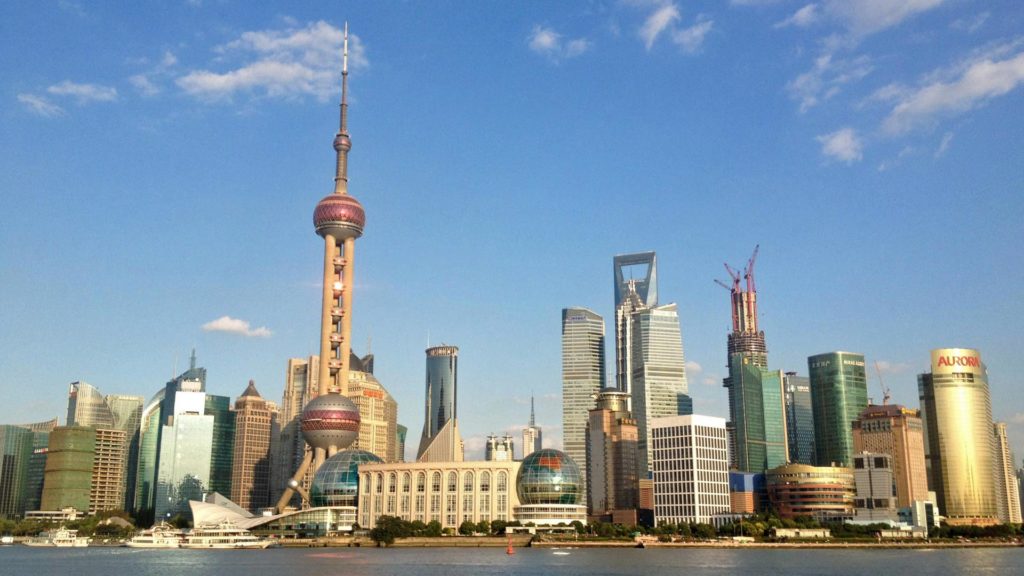 Aussicht auf die Skyline von Shanghai vom Bund aus