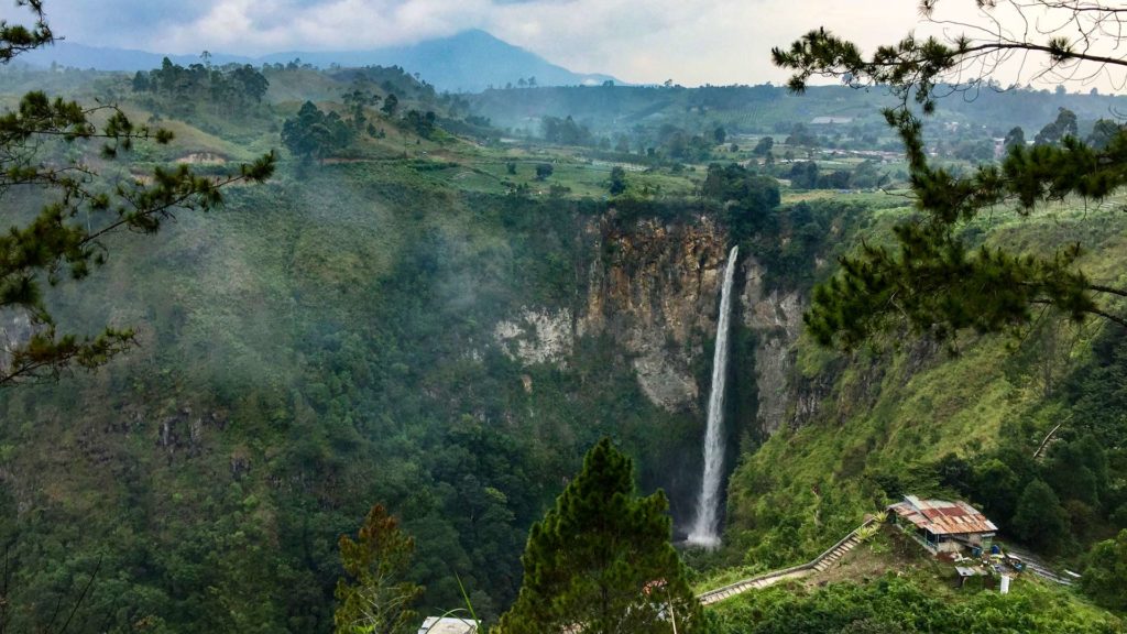 Aussicht auf den beeindruckenden Sipiso Piso Wasserfall (Air Terjun Sipiso Piso) in der Nähe vom Toba See