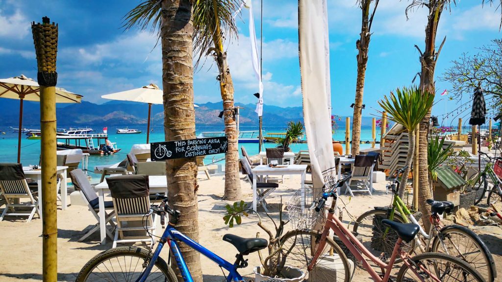 Aussicht vom Scallywags Gili Trawangan auf Lombok, Indonesien