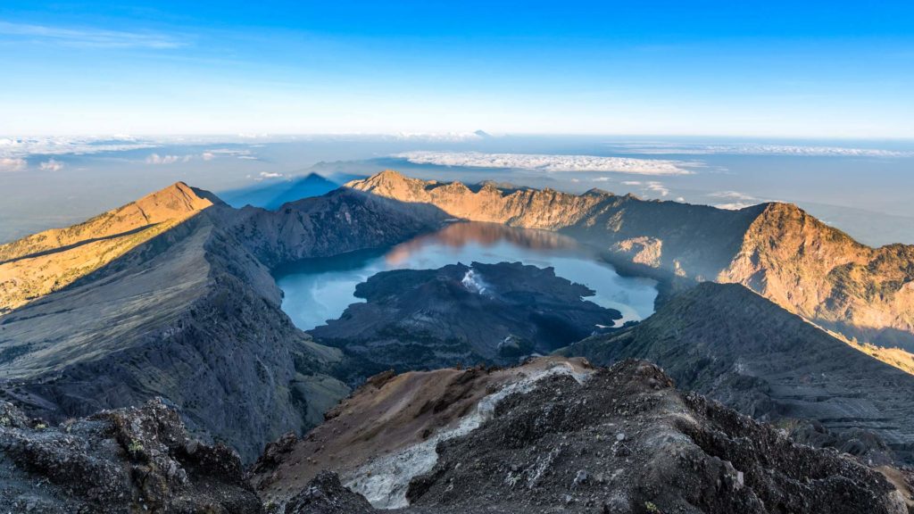 Aussicht vom Gipfel des Mount Rinjani auf den Kratersee Segara Anak und Bali