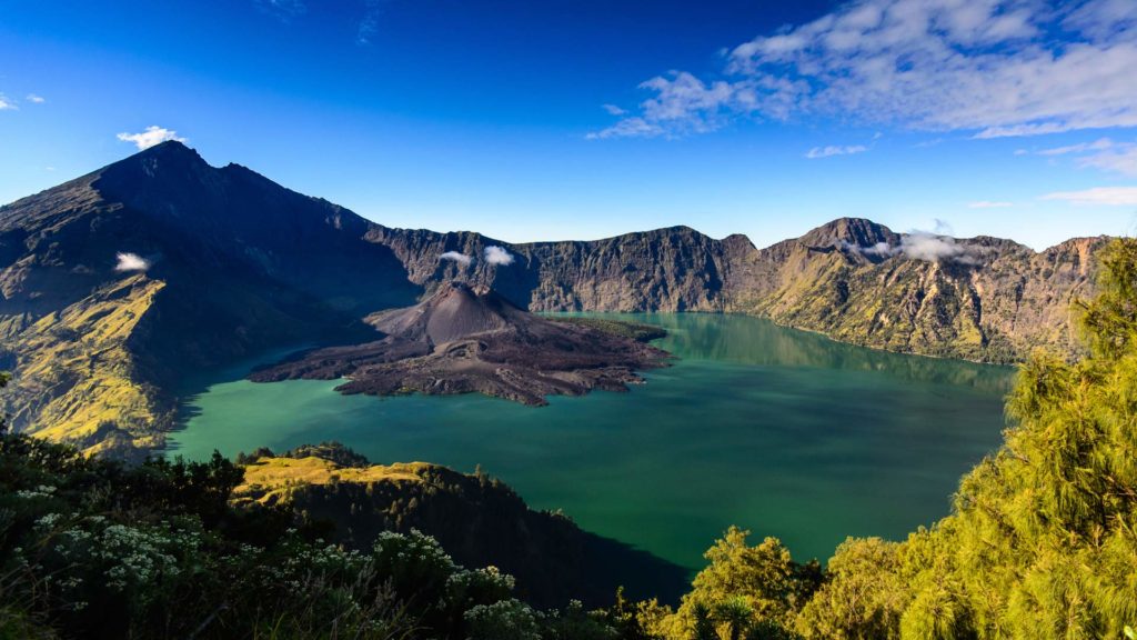 Aussicht auf den Gipfel des Rinjani sowie auf den Kratersee Segara Anak