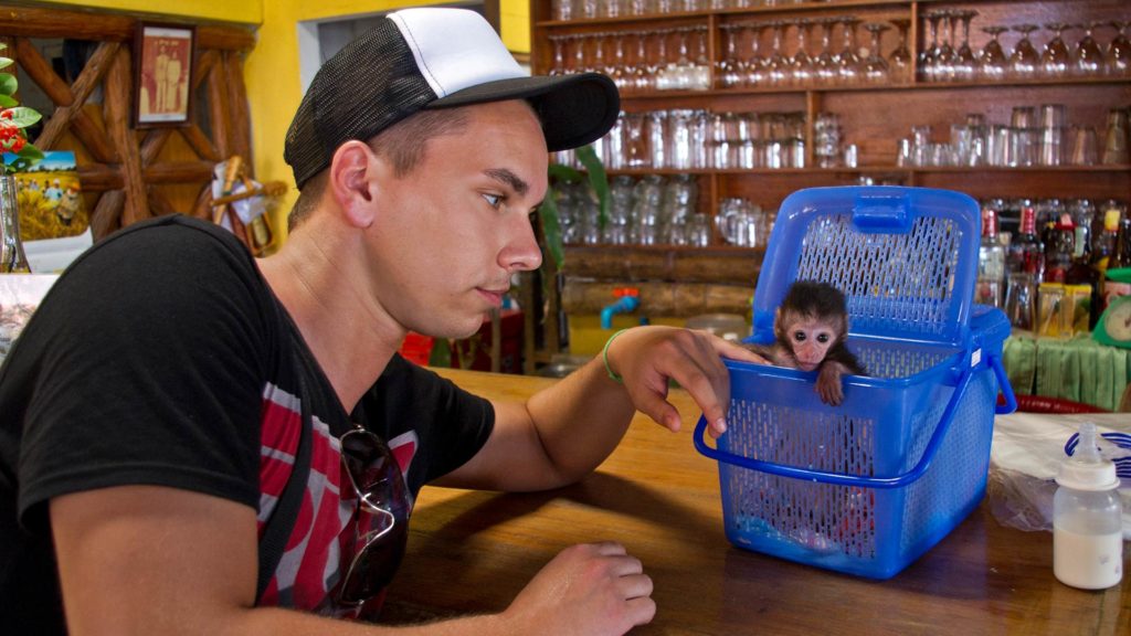 Marcel und ein Baby-Affe im Fischerdorf