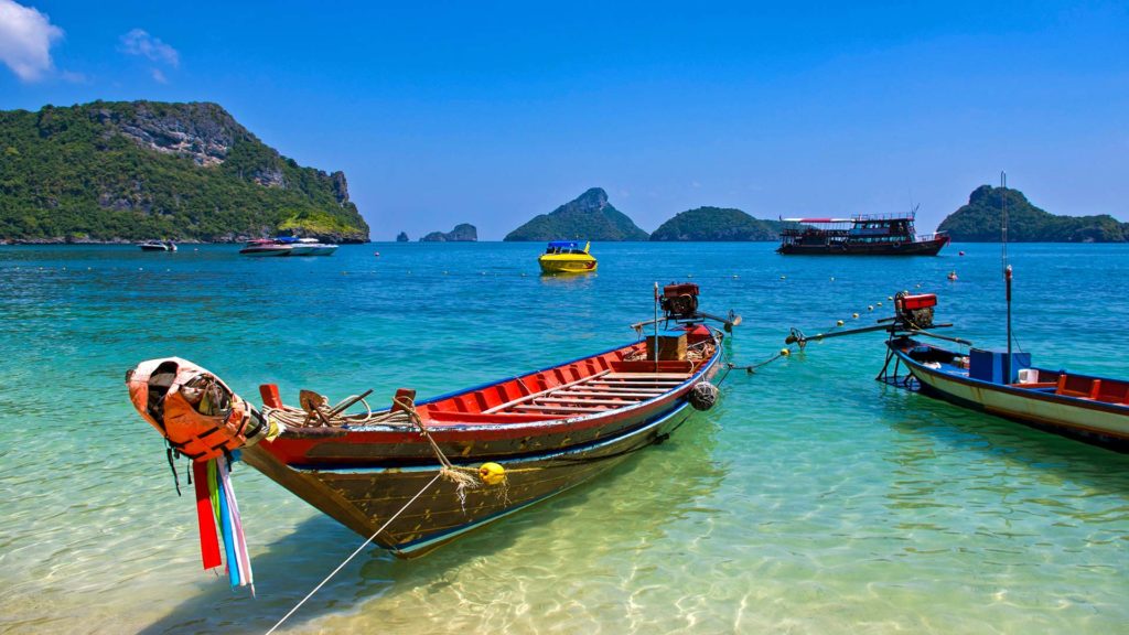 Longtailboot am Strand von Koh Mae Ko im Ang Thong Nationalpark