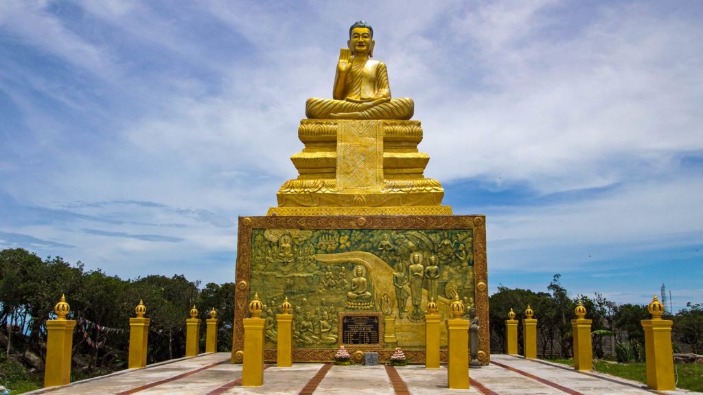 Goldener Buddha des Wat Sampov Pram auf dem Bokor Hill, Kambodscha