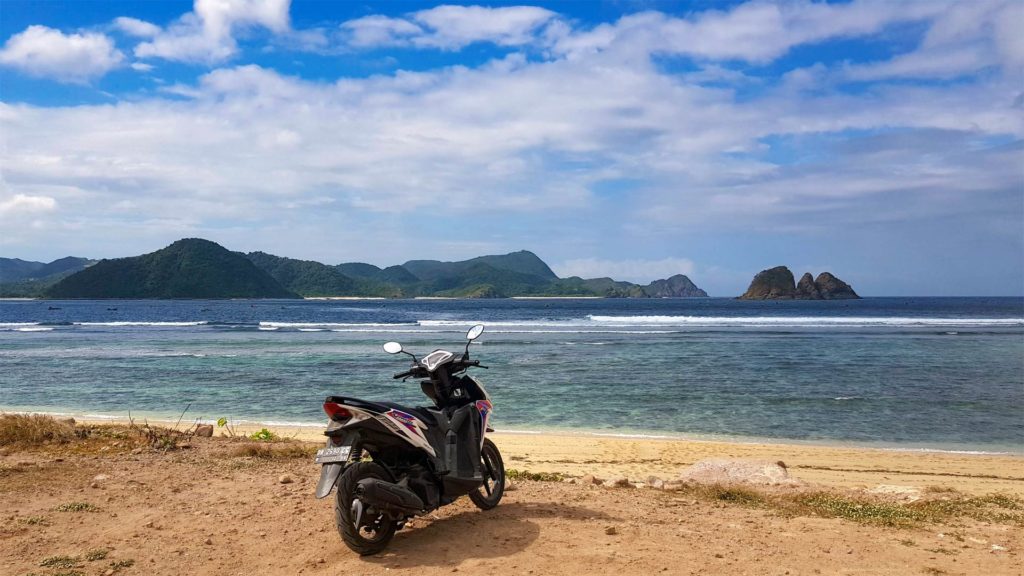 Roller am Serangan Beach (Pantai Serangan) im Süden Lomboks