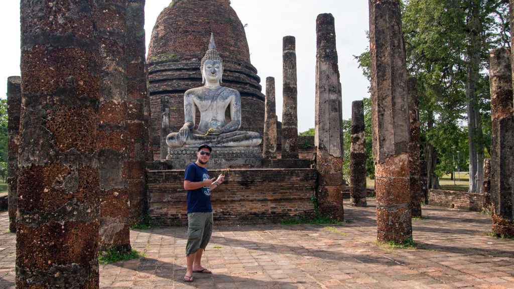 Tobi in the ruins of the Wat Sa Si and Tra Pang Tra Kuan, Sukhothai