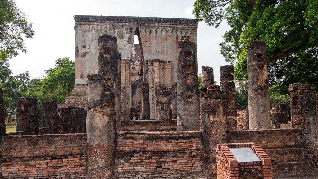 Der Wat Sri Chum im Geschichtspark von Sukhothai