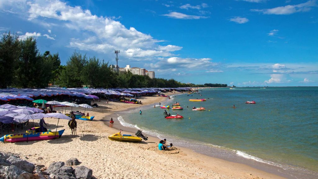 Der belebte Cha Am Beach am Wochenende, Thailand