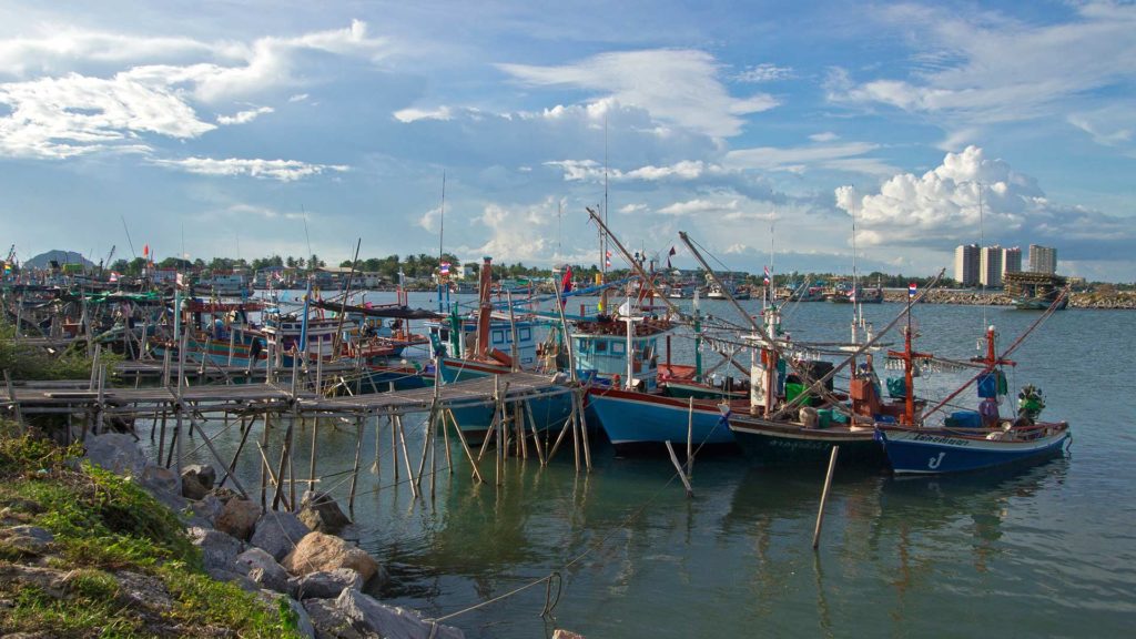 Fischerboote am Hafen von Cha Am, Thailand