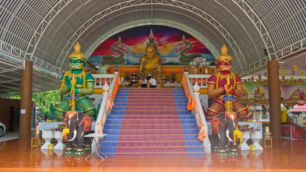 Mönchsstatue im Wat Neranchararam, Cha Am, Thailand